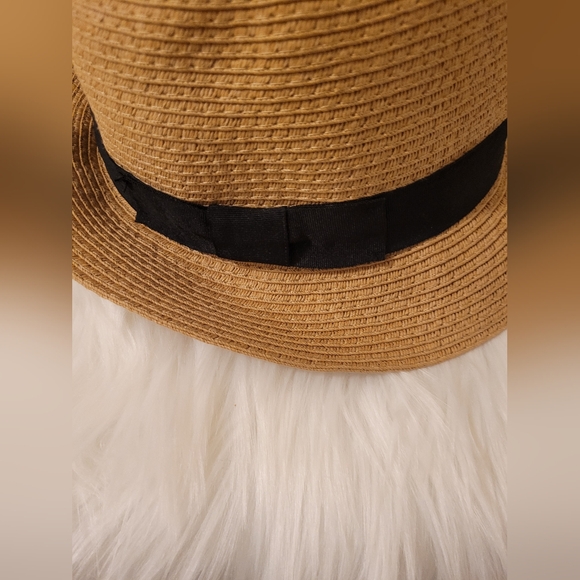 Bluenotes Straw Hat for a Spring refresh Featuring a classic fit with a brim. - Picture 12 of 15